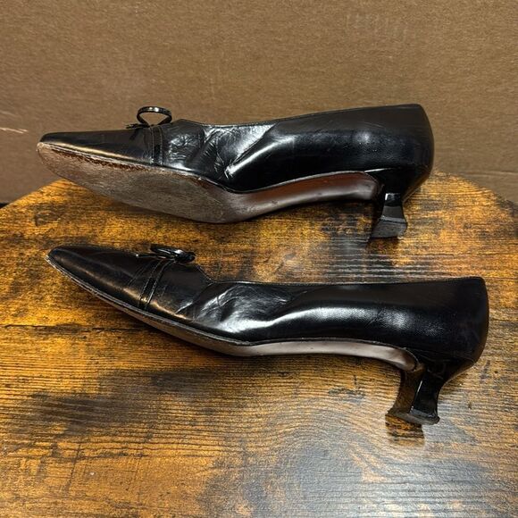 Stuart Weitzman Pointed Toe Low Heel Pumps Black Leather with Bow Accent size 8 - Picture 6 of 10